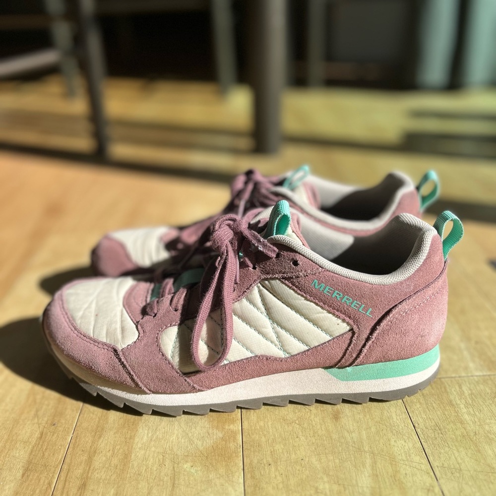 Women’s Merrell sneakers size eight.